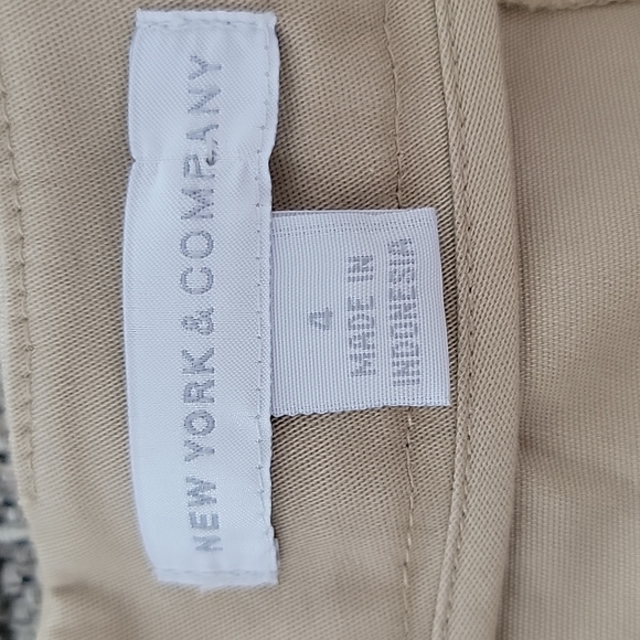 New York & Company Ruffle front skirt. Size 4 - Picture 4 of 6